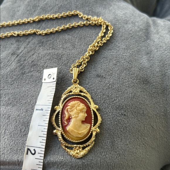 Vintage 1950’s Whiting & Davis Gold Cameo Pendant Necklace - Picture 9 of 16